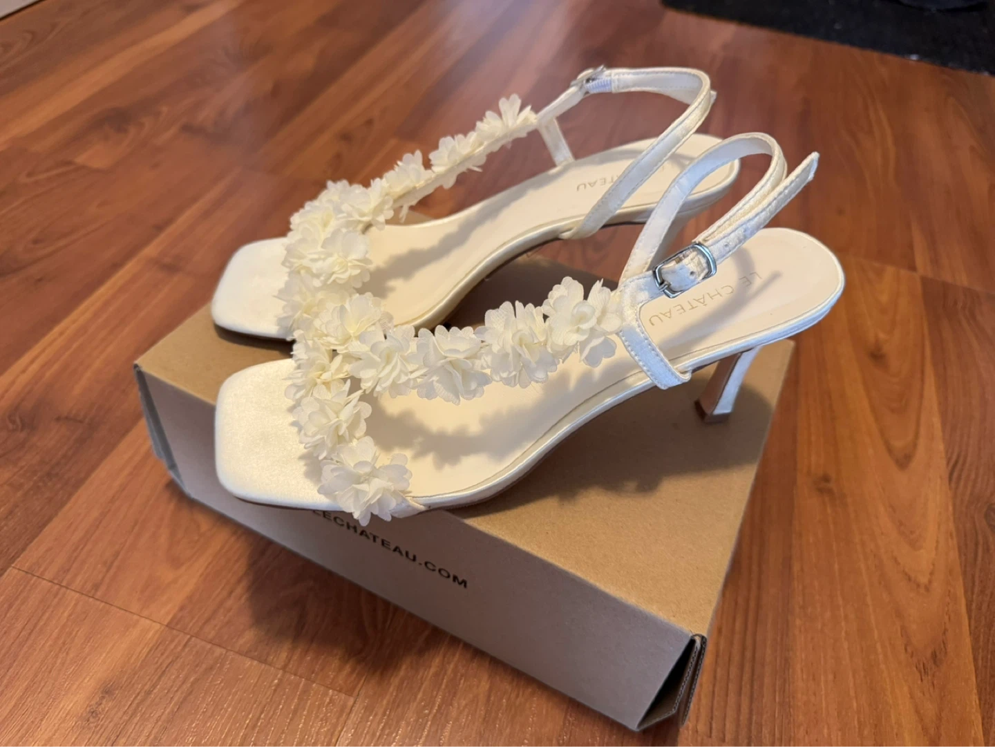 Le Château Women's Off White Floral Sandals Size 9