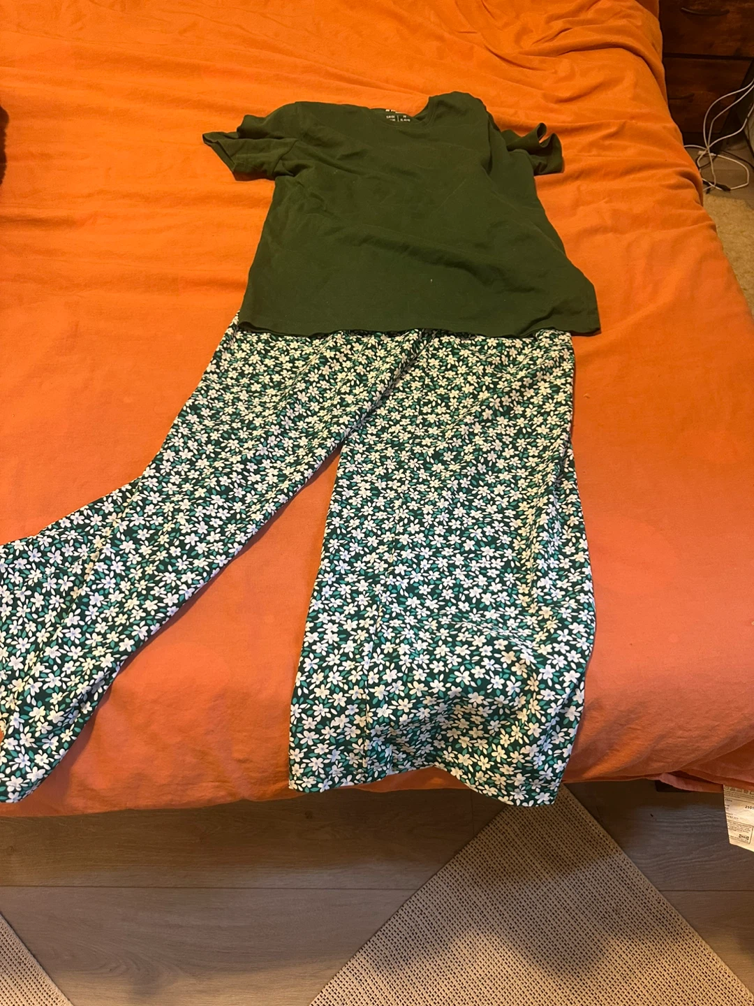 Green T-Shirt and Floral Pants Set - photo 2