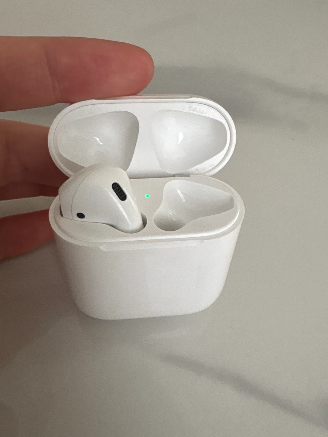 Apple AirPods (2nd generation)