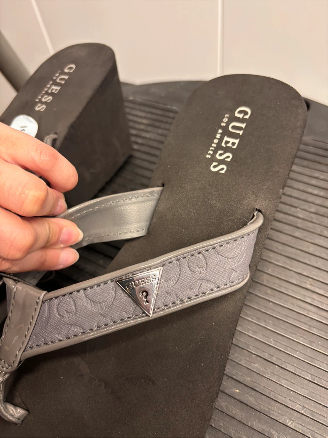 Guess Women's Grey Wedge Flip Flops Size 6 - photo 3