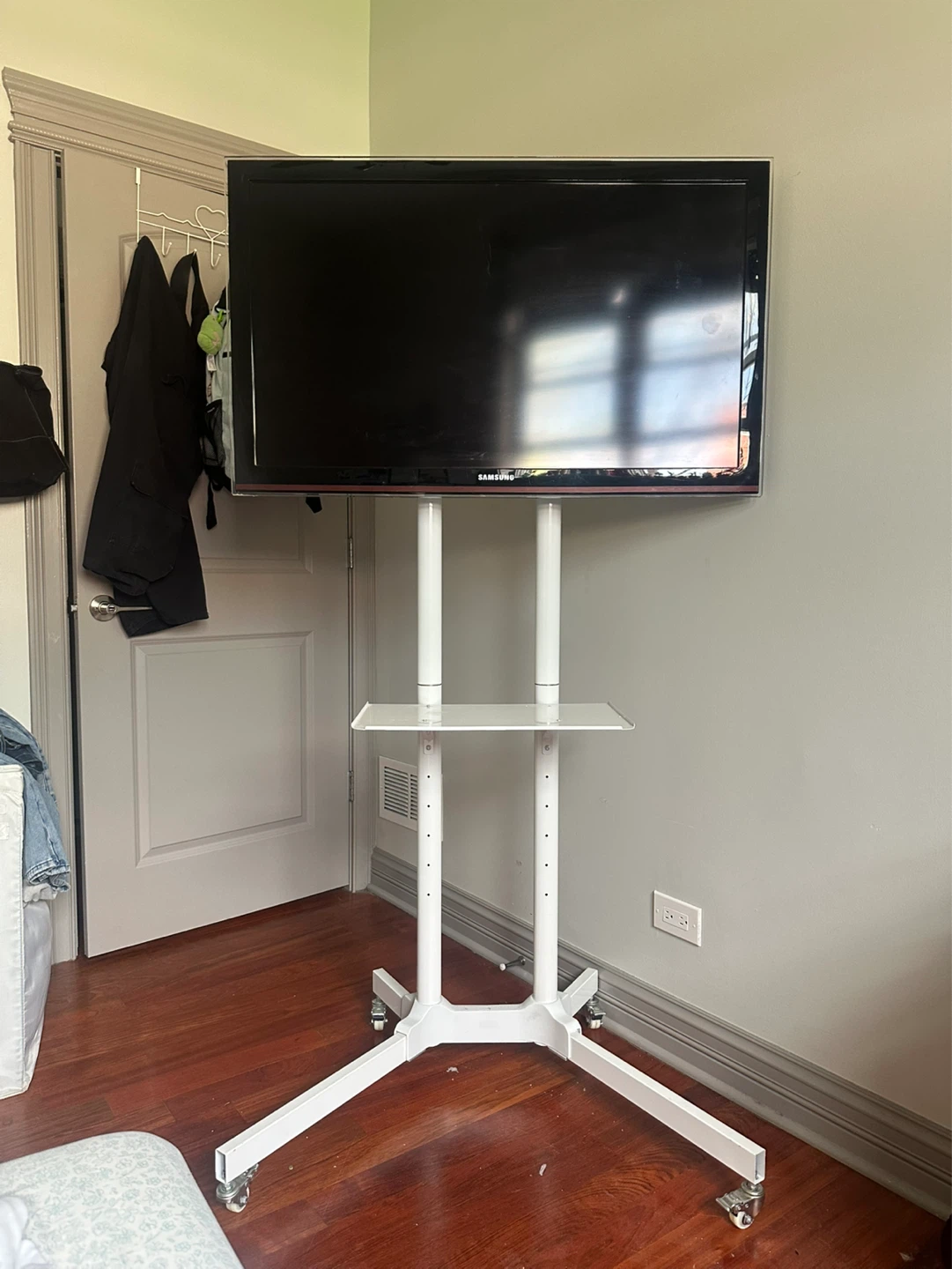 Samsung 40" Full HD TV + Floor Stand + Streaming Device