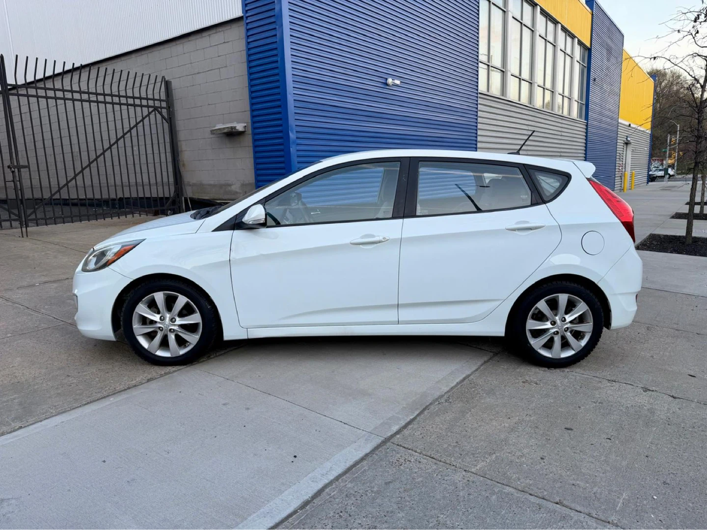 White Hyundai Accent Hatchback 137.000 milles - photo 2