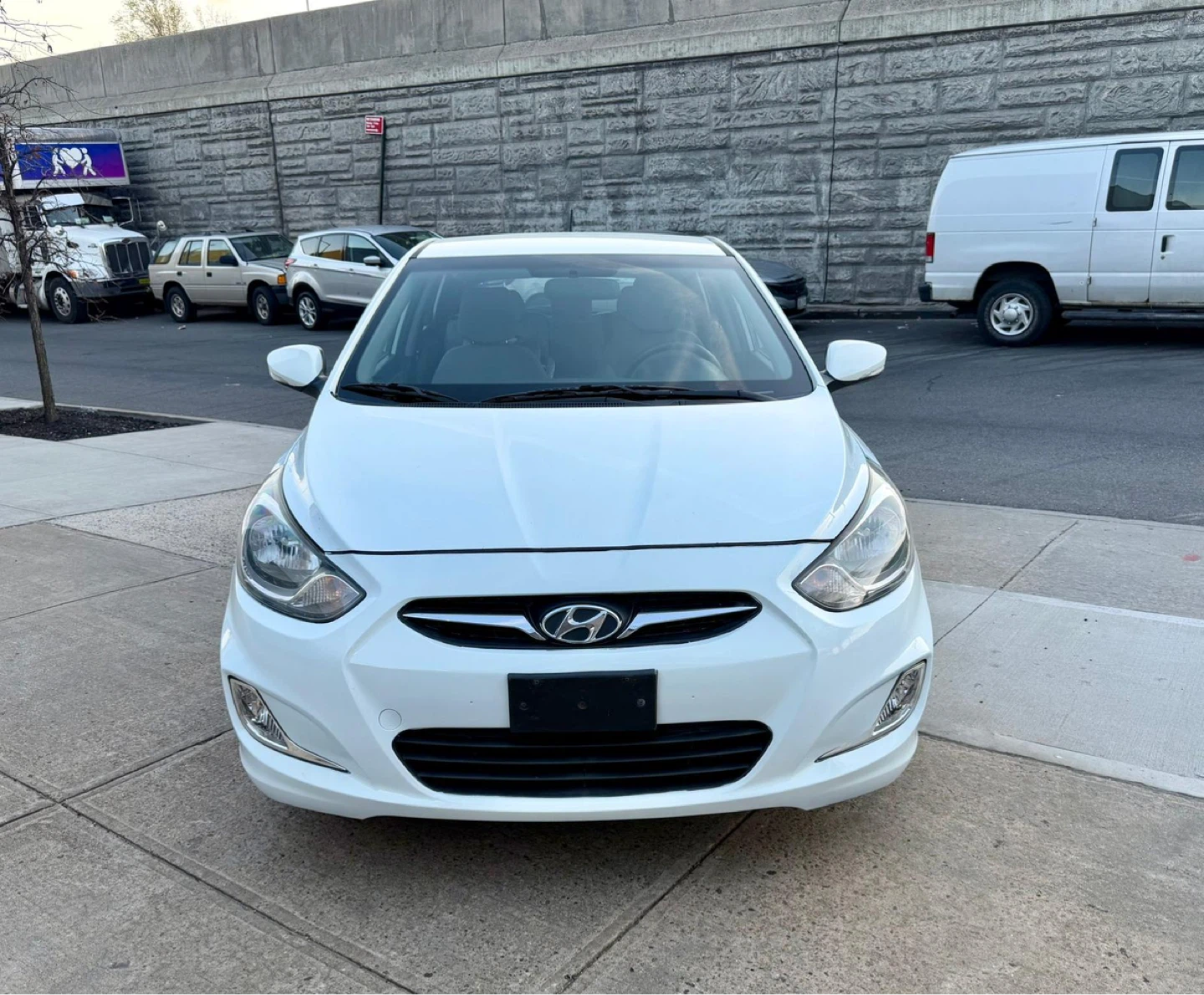 White Hyundai Accent Hatchback 137.000 milles