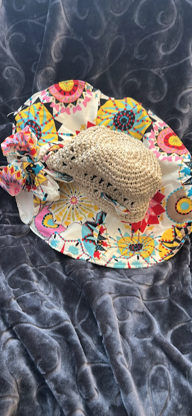 Fashionable Wide-Brimmed Sun Hat Along with 2 hat clips