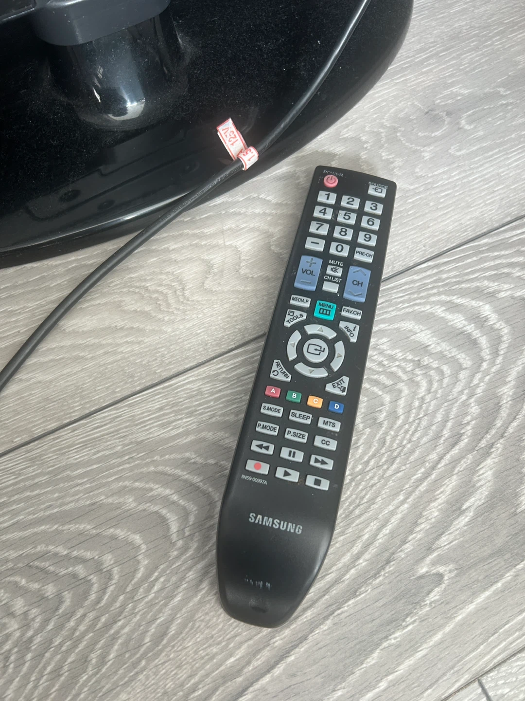 Samsung 32” TV (LN32C450) - photo 3