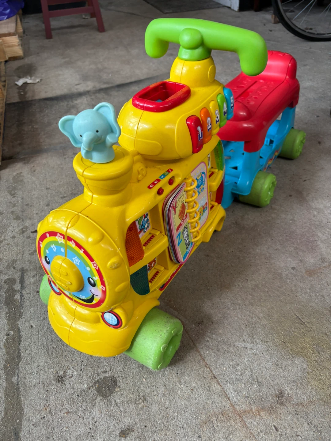 VTech Rhyme and Ride Learning Train