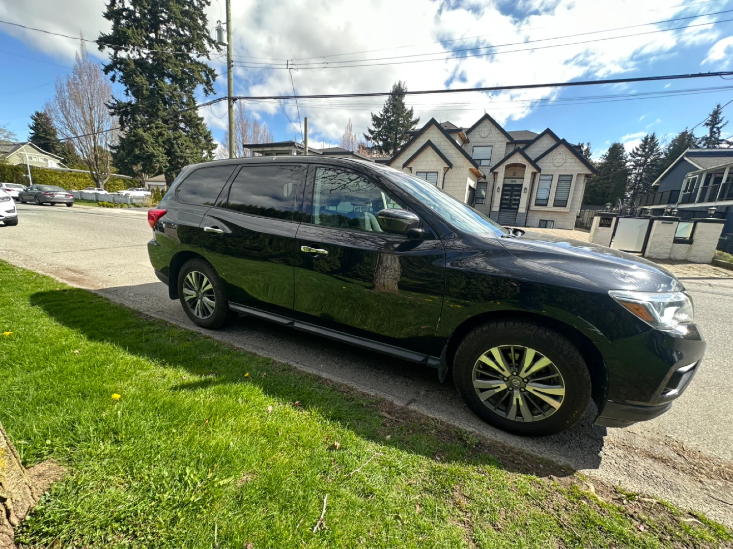 Black Nissan Pathfinder SUV - photo 4