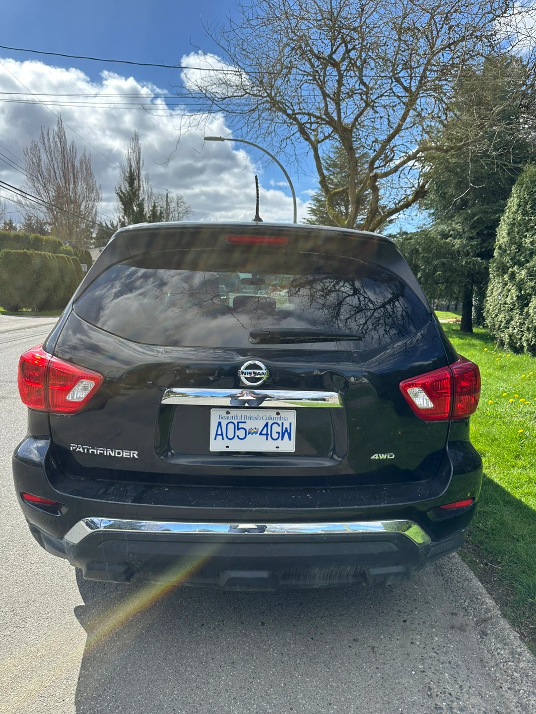 Black Nissan Pathfinder SUV - photo 3