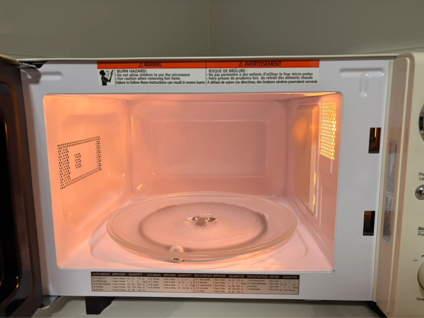 Insignia Retro Microwave Oven - photo 3