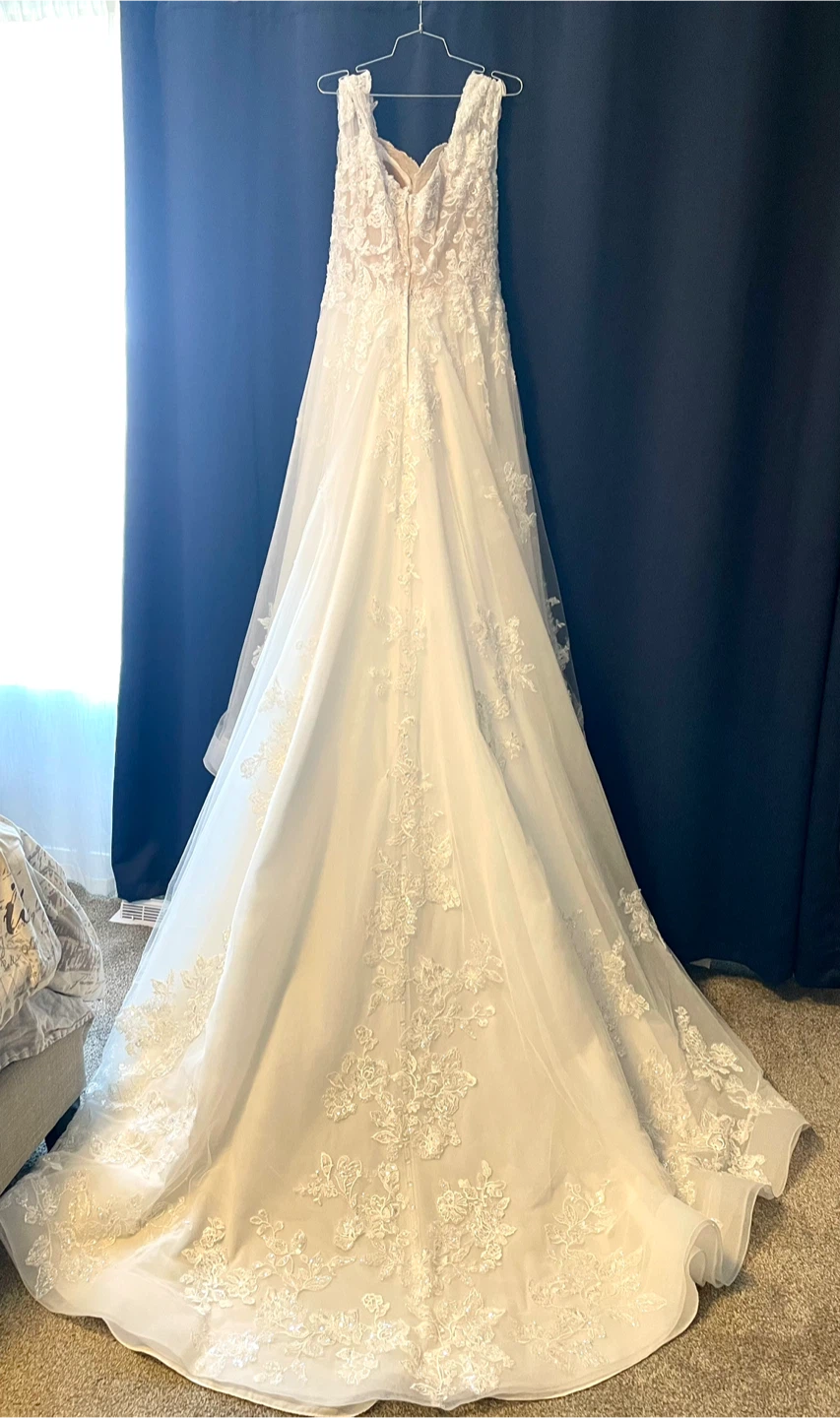 Stunning Allure White Lace Wedding Dress with Gorgeous Train - photo 4