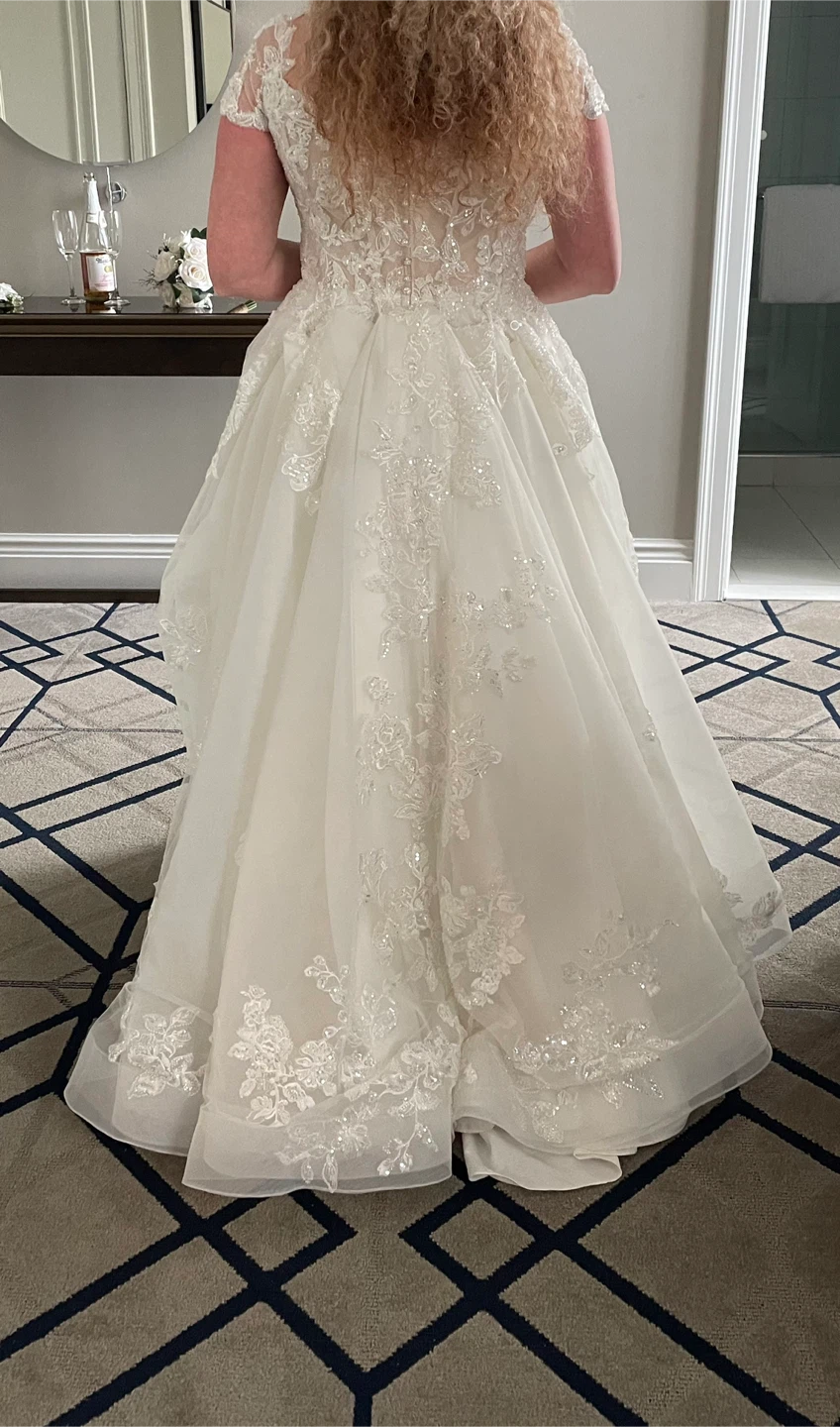 Stunning Allure White Lace Wedding Dress with Gorgeous Train - photo 2