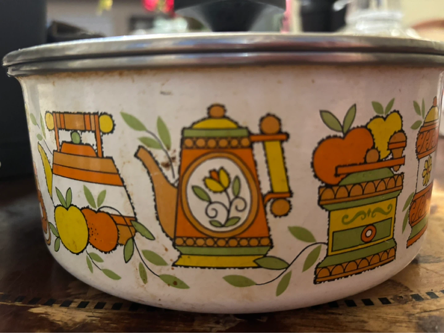 Vintage Enamelware Pot with Retro Kitchen Design - photo 3