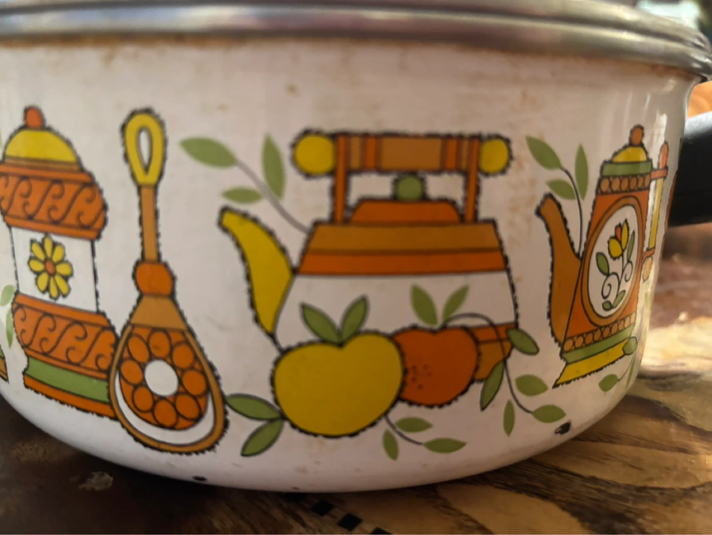 Vintage Enamelware Pot with Retro Kitchen Design - photo 2
