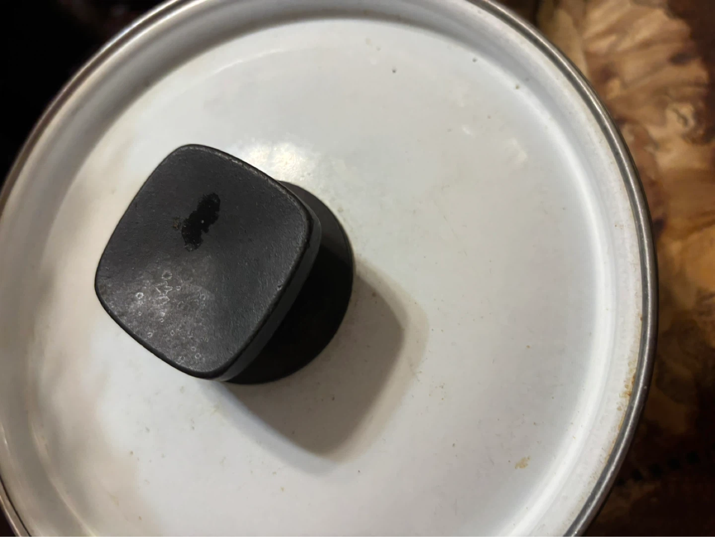 Vintage Enamelware Pot with Retro Kitchen Design - photo 4