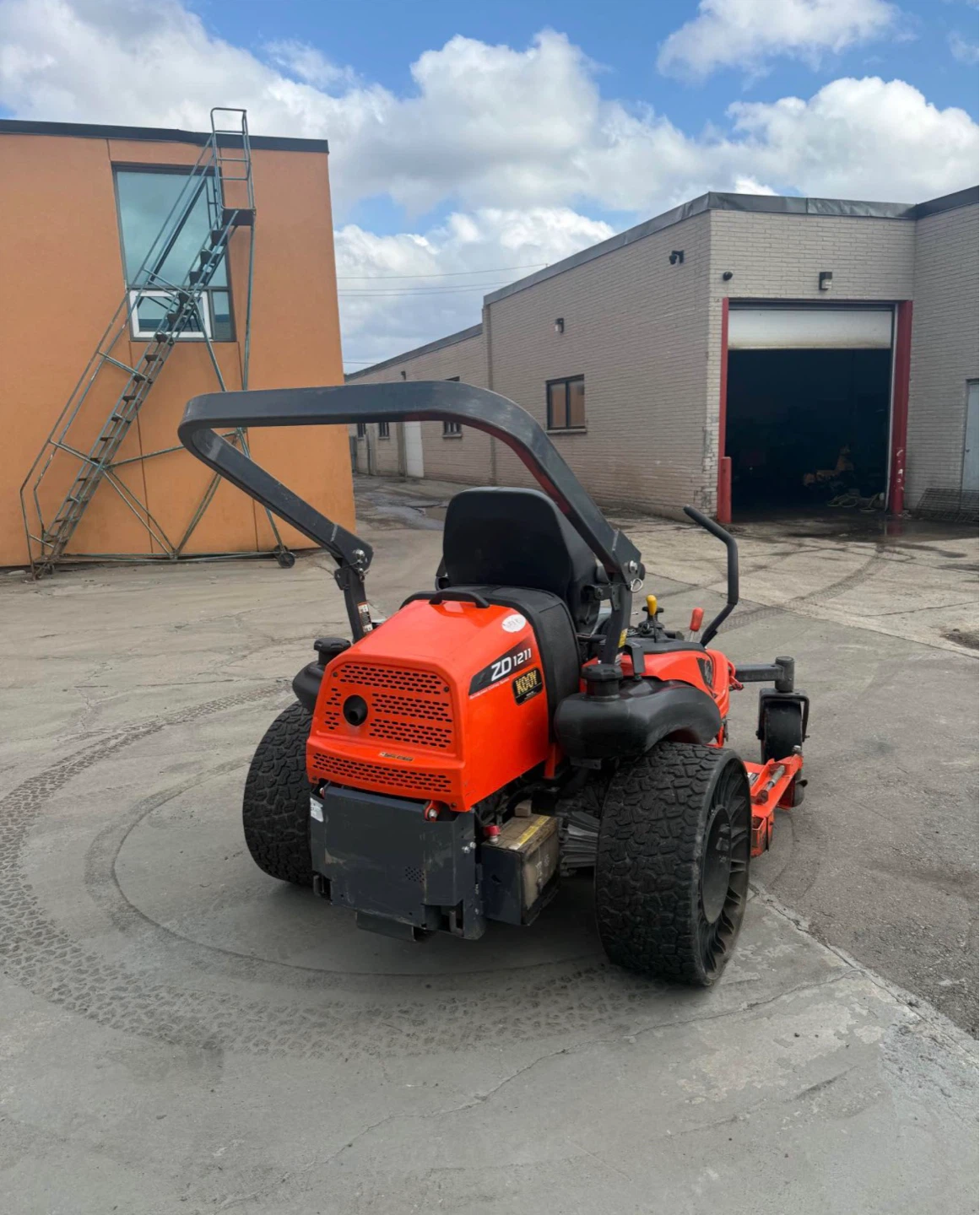 Kubota ZD1211 Zero Turn Mower - photo 3