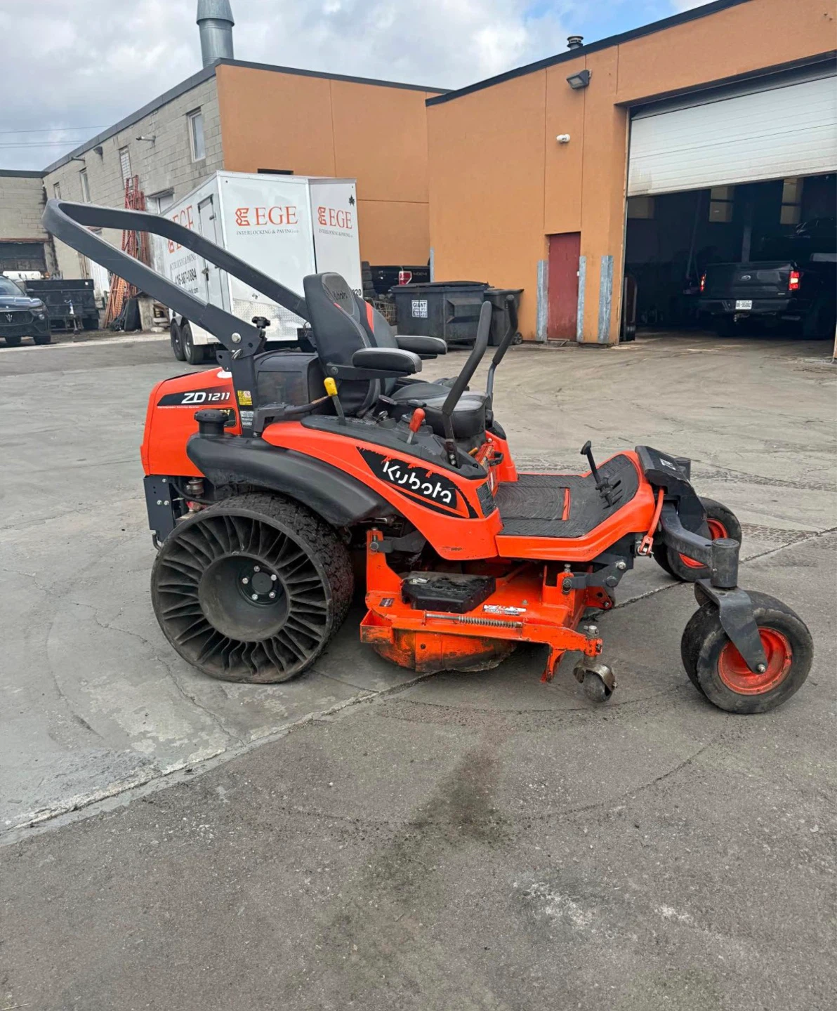 Kubota ZD1211 Zero Turn Mower - photo 2
