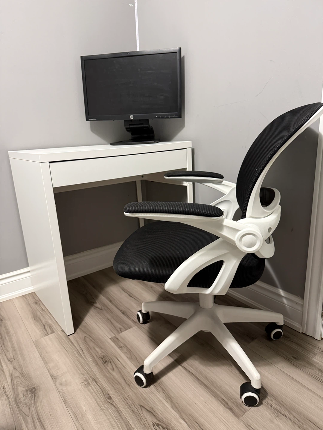 IKEA MICKE Desk White with White Chair