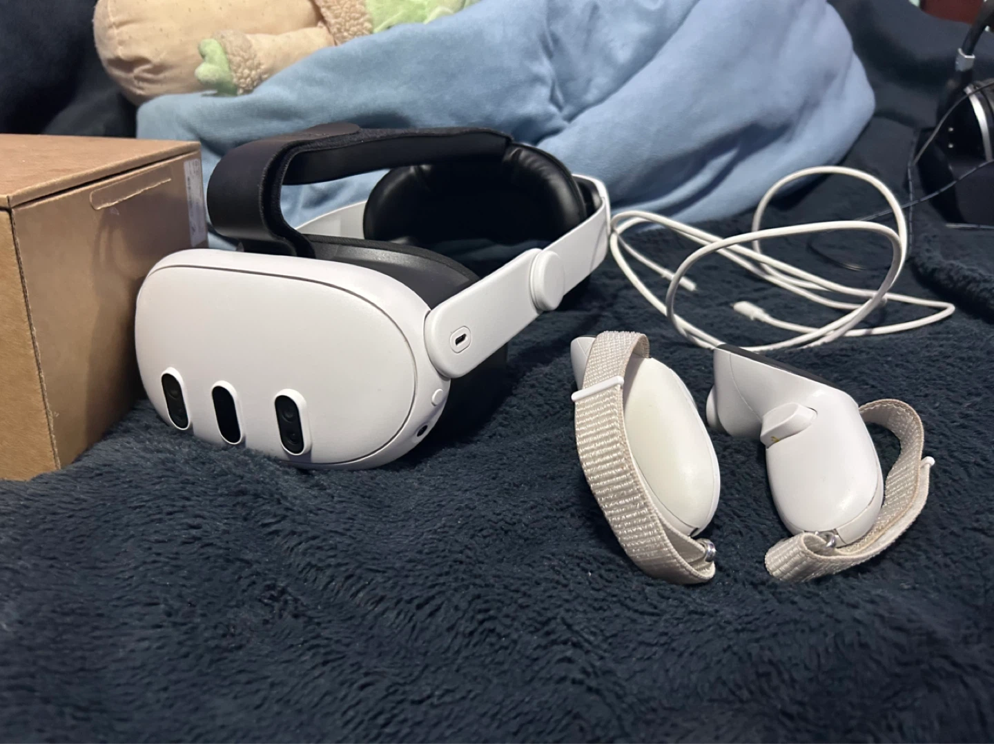 Meta Quest 3 VR Headset with Controllers - photo 2