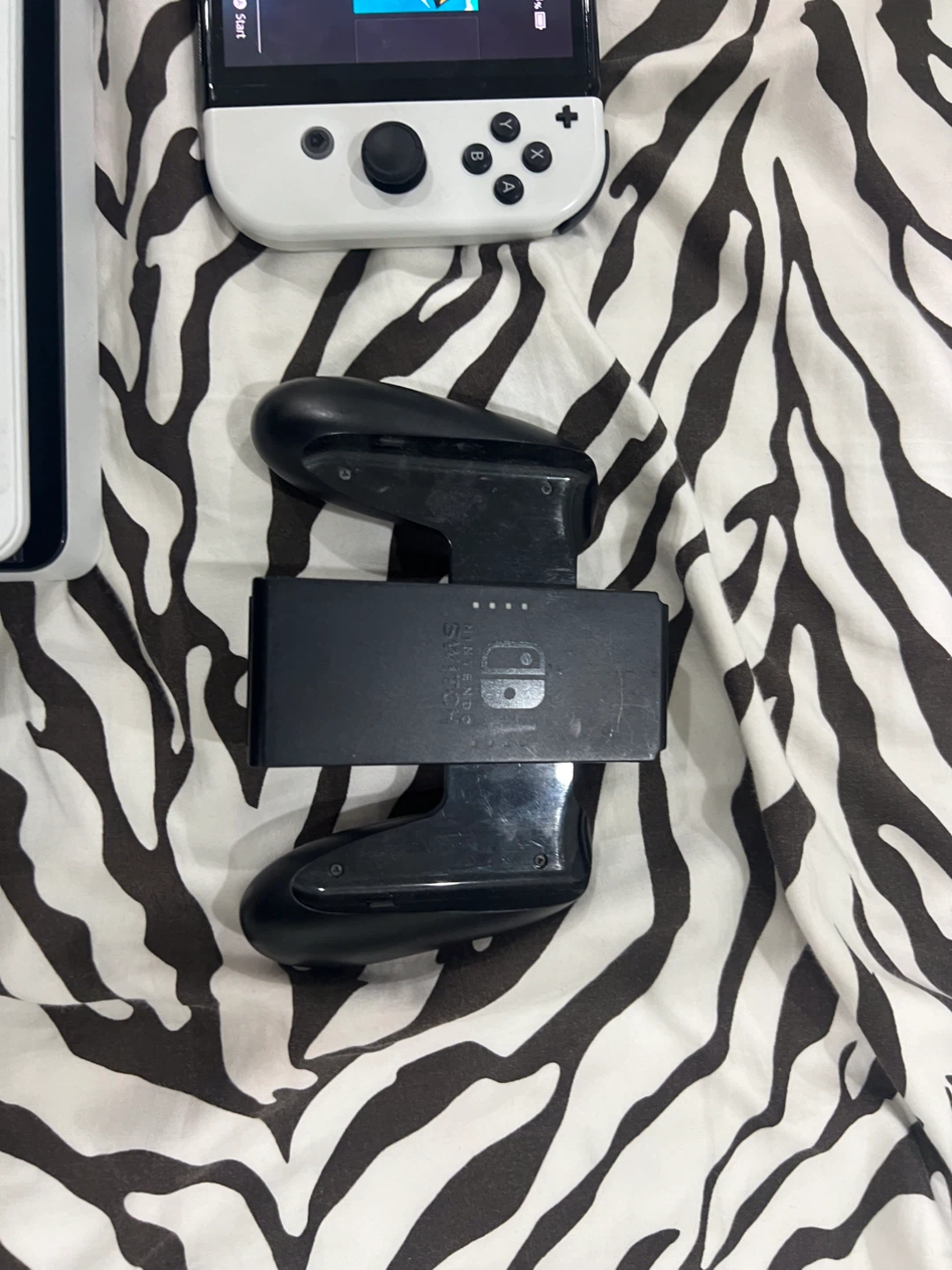 Nintendo Switch OLED White Edition - photo 3
