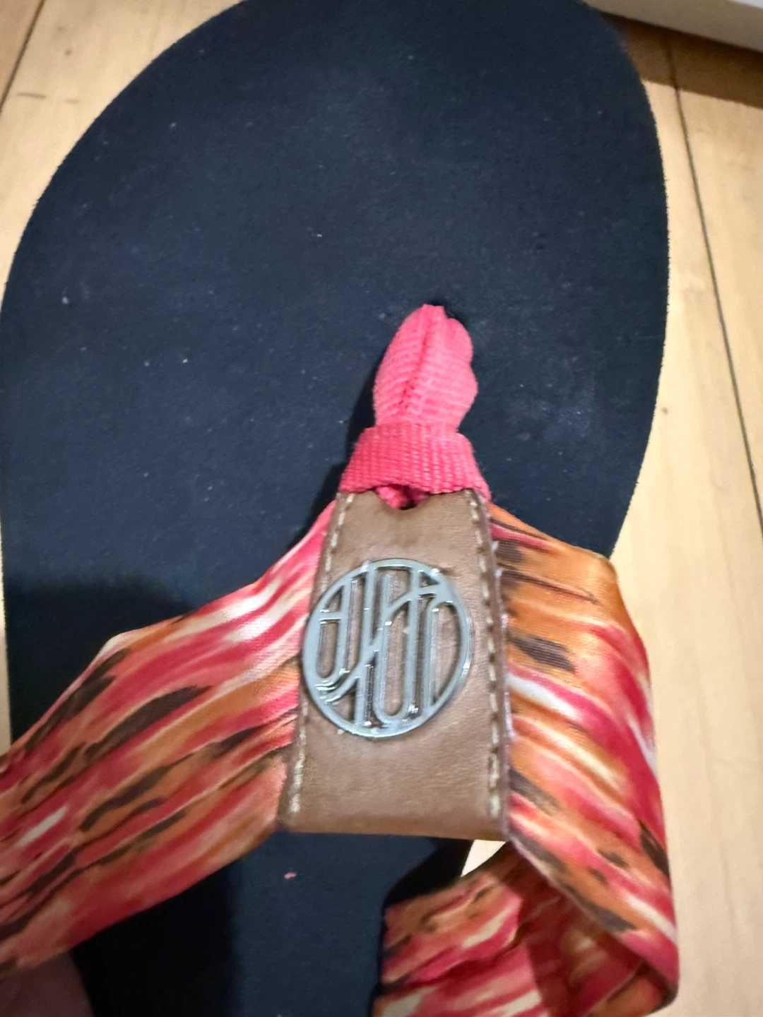 Juicy Couture Flip Flops - photo 3