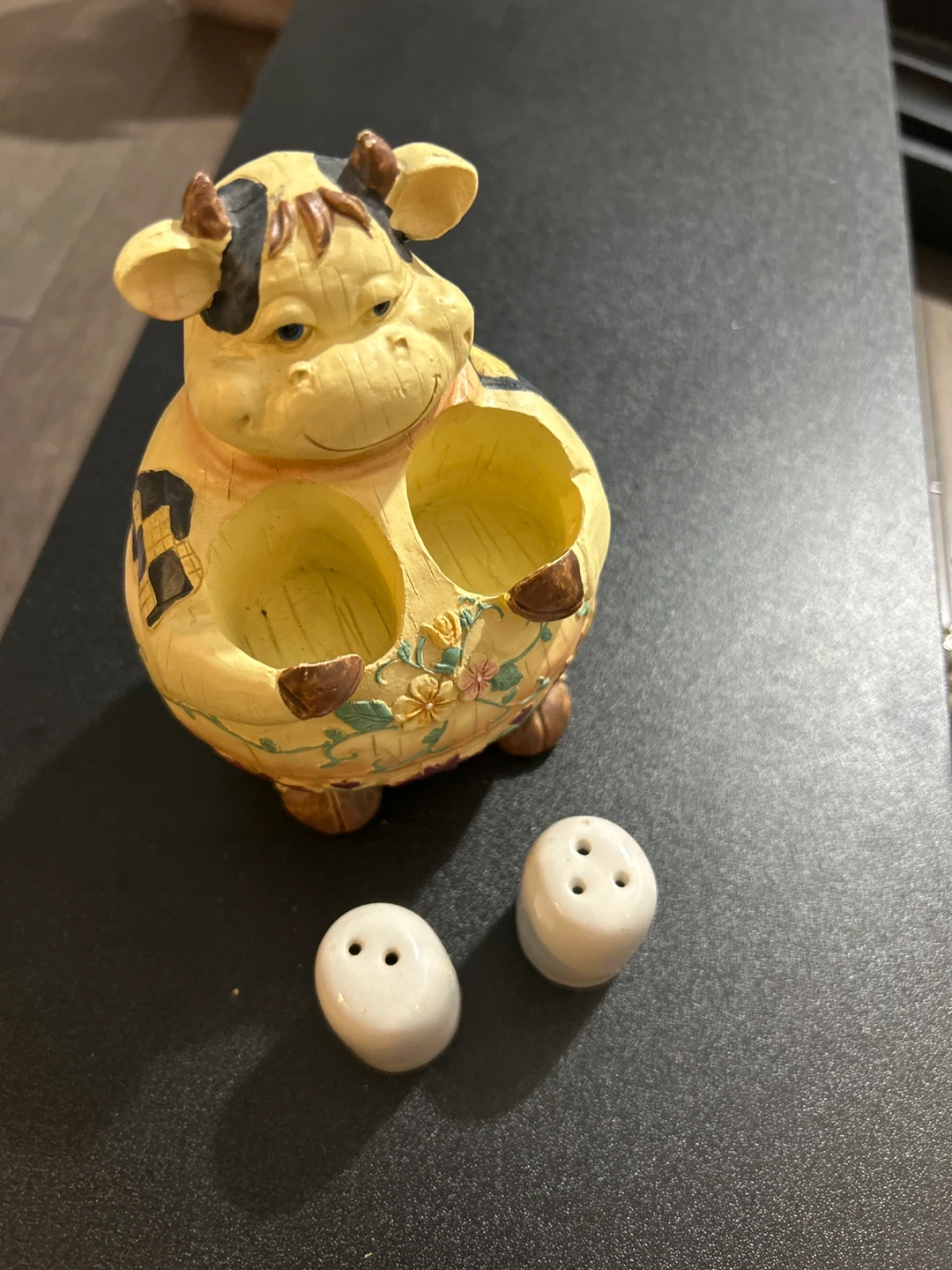 Cow Shaped Salt and Pepper Shaker Holder - photo 3