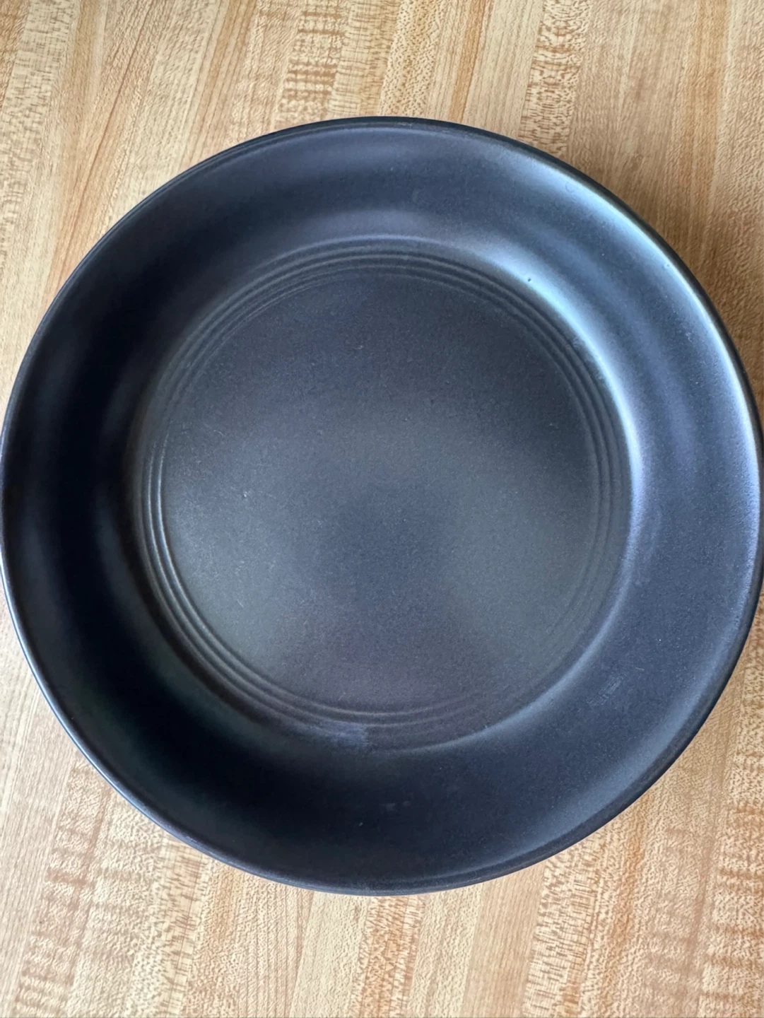 2 black dinner plates