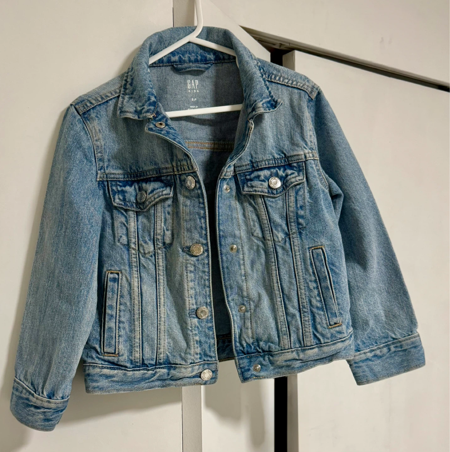 GAP Kids Denim Jacket BNWOT small 6-8y old 15$