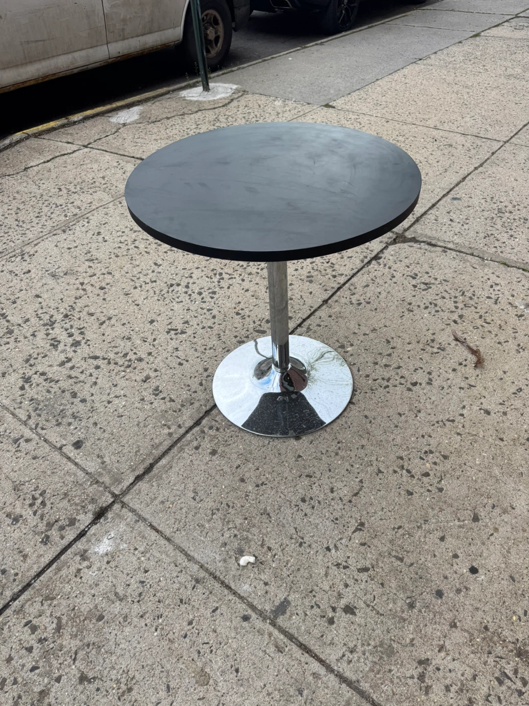 Round modern café / bistro pedestal table with metal base
