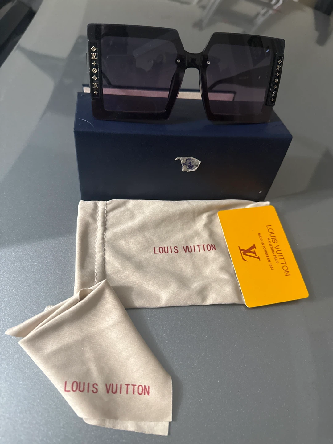 Louis Vuitton Women's Sunglasses Black Square Oversized - photo 2