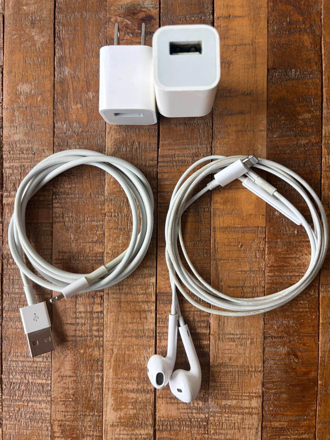 Apple iPhone Earpods/Cable/Charging Adapters