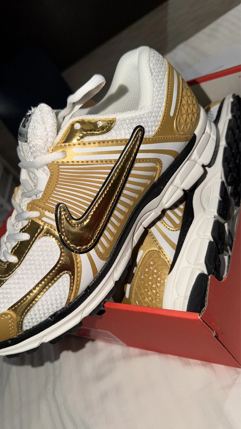 Nike Zoom Vomero 5 Men's Running Shoes White/Gold, Size 10 - photo 5