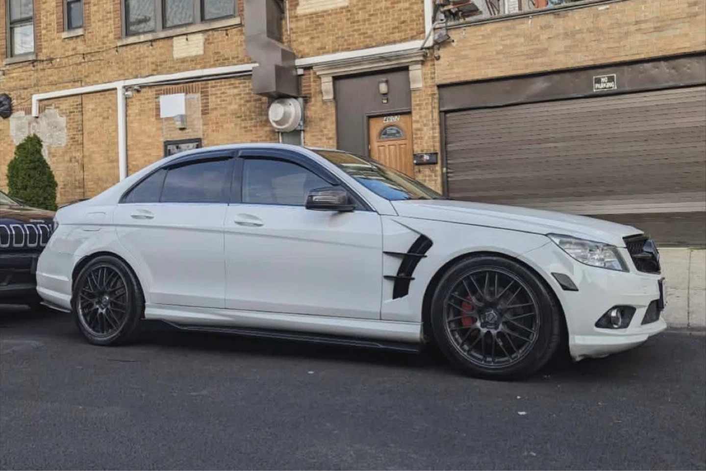 White Mercedes-Benz C300 - photo 2