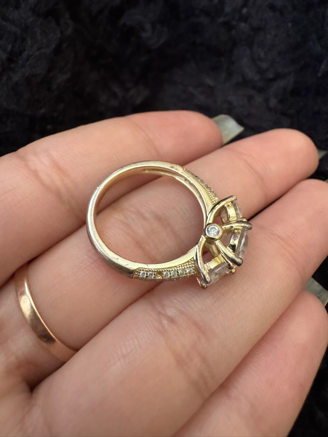 anillo elegante tipo compromiso , excelente estado