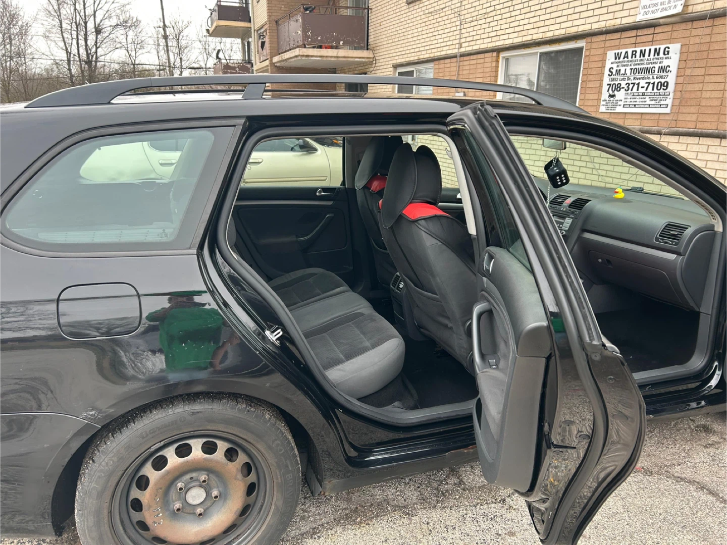 Black Volkswagen Jetta Sportwagen - photo 3