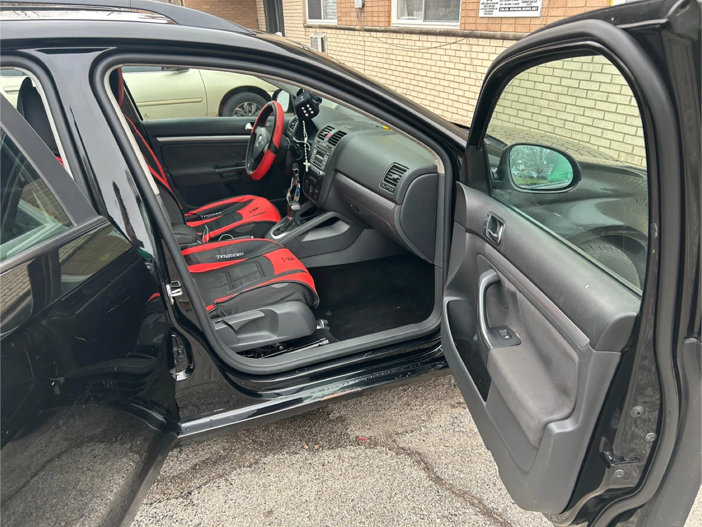 Black Volkswagen Jetta Sportwagen - photo 2