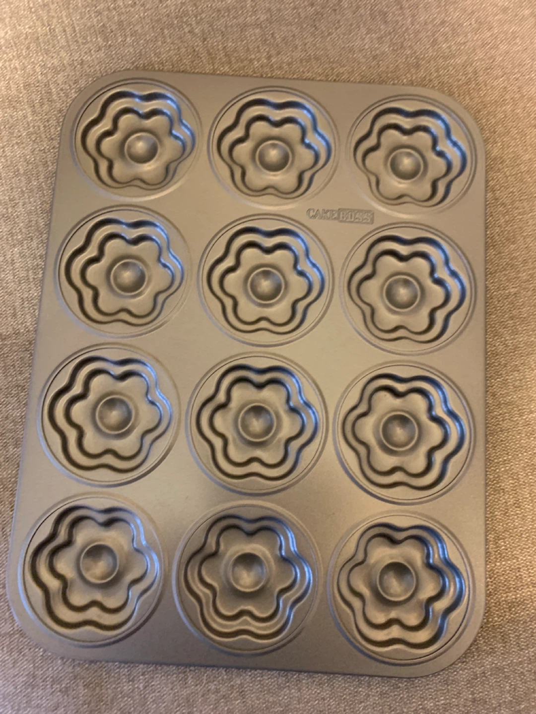 Cake Boss 12-Cup Flower Muffin/Cupcake Pan - photo 3