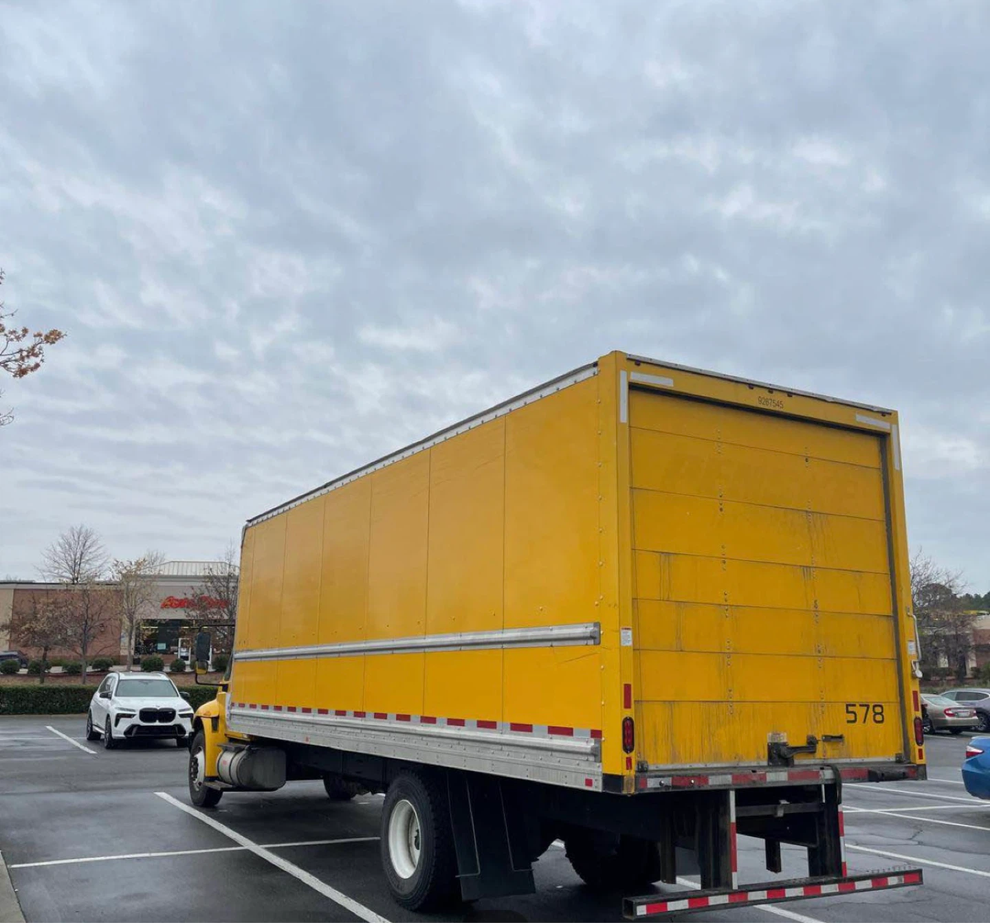 international 2020  yellow box truck - photo 2