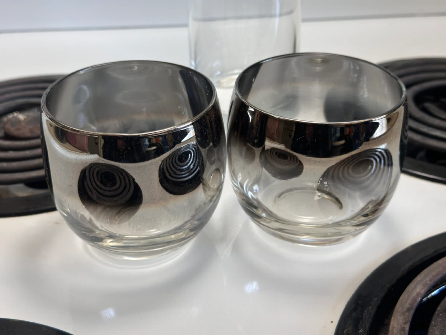 Dorothy Thorpe Silver Fade Cocktail Shaker and 2 Glasses - photo 3