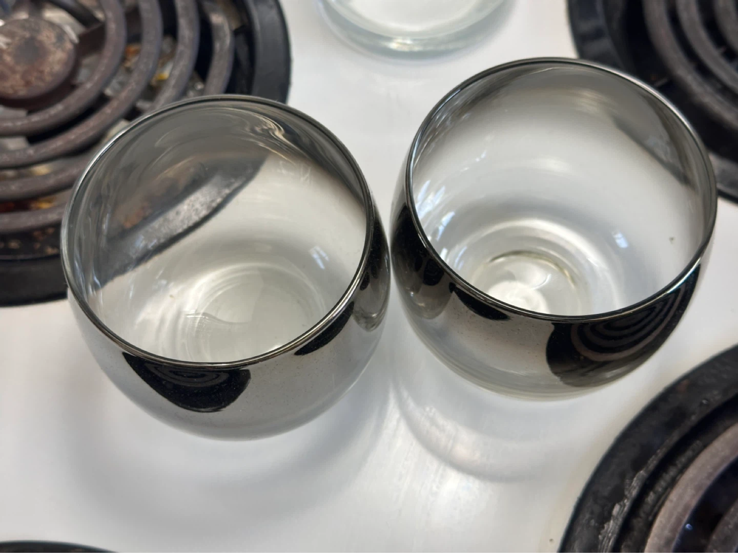 Dorothy Thorpe Silver Fade Cocktail Shaker and 2 Glasses - photo 4
