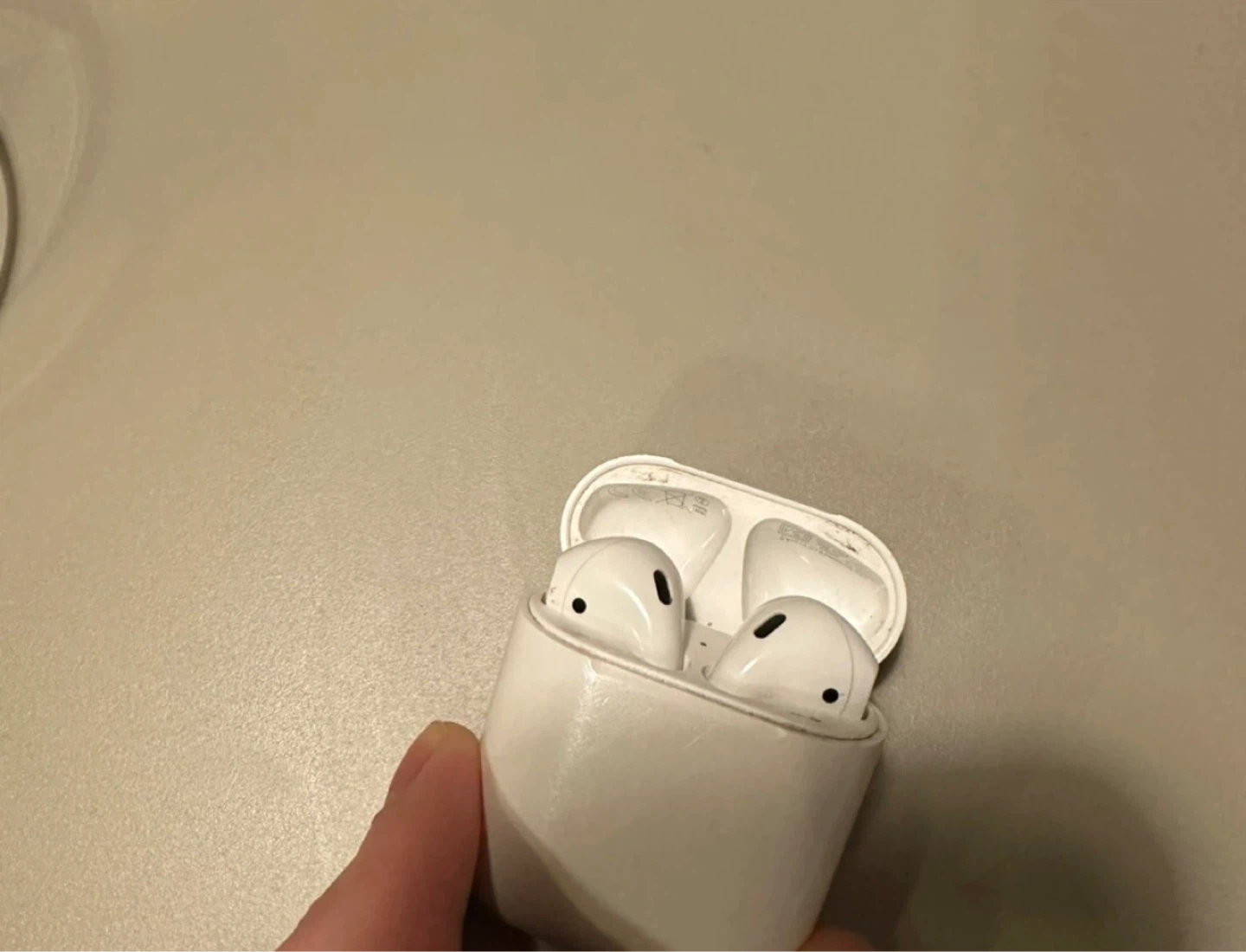 Apple AirPods 2nd Gen - photo 2