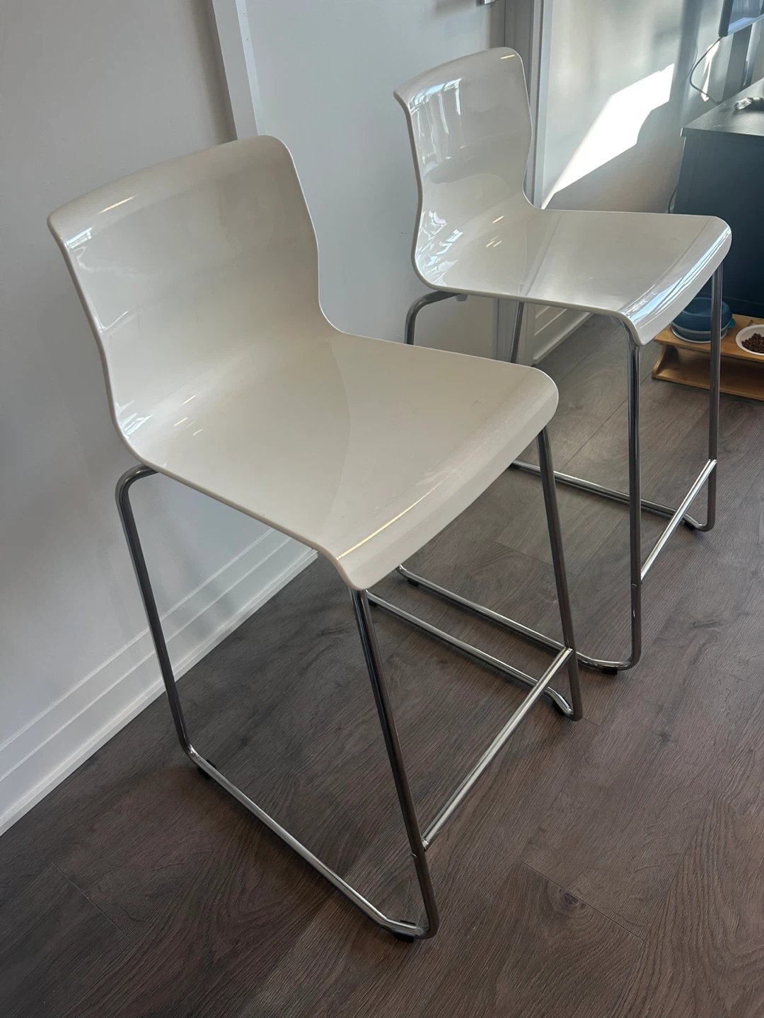 Pair of white bar stools - photo 4