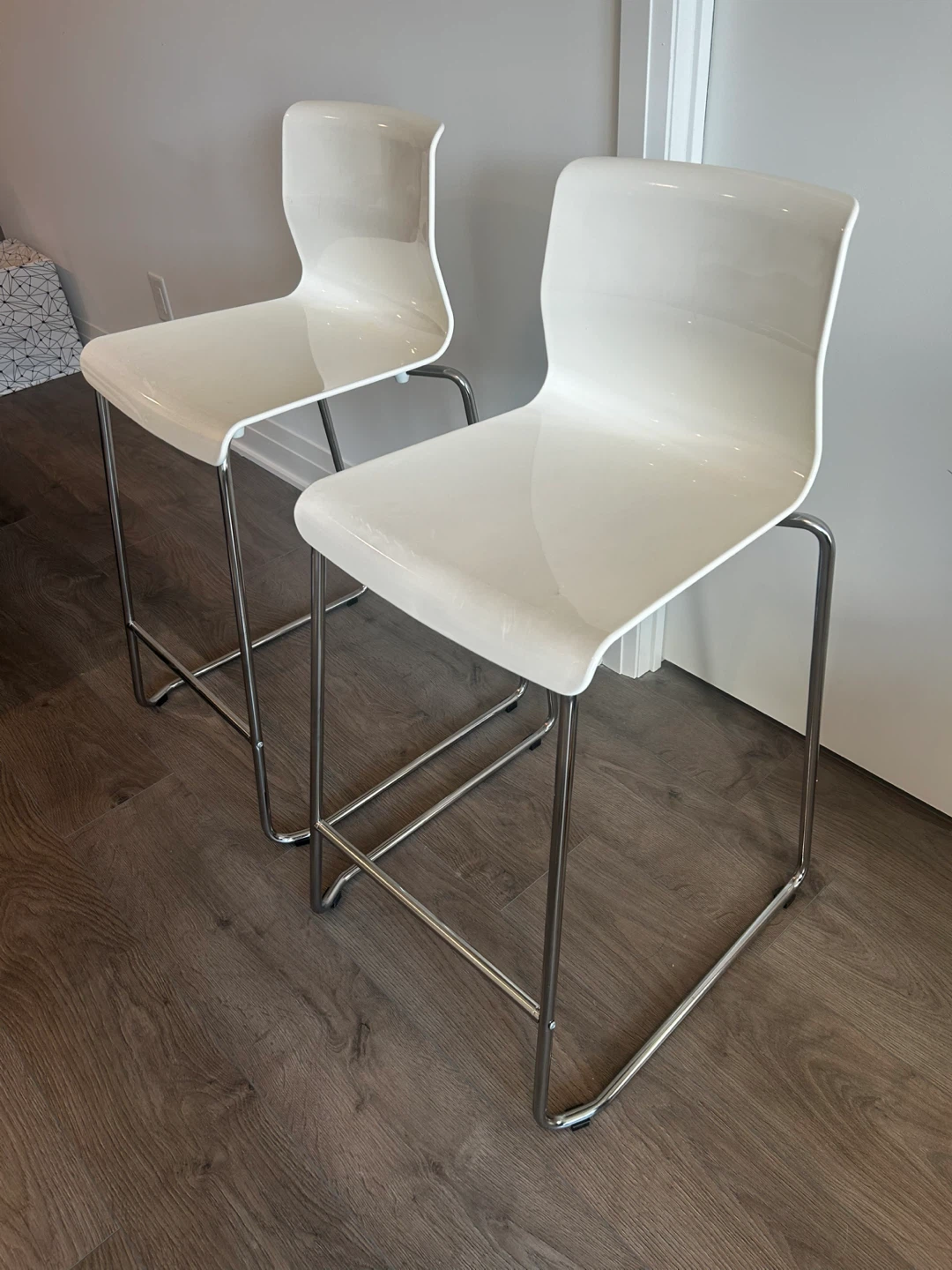 Pair of white bar stools - photo 5