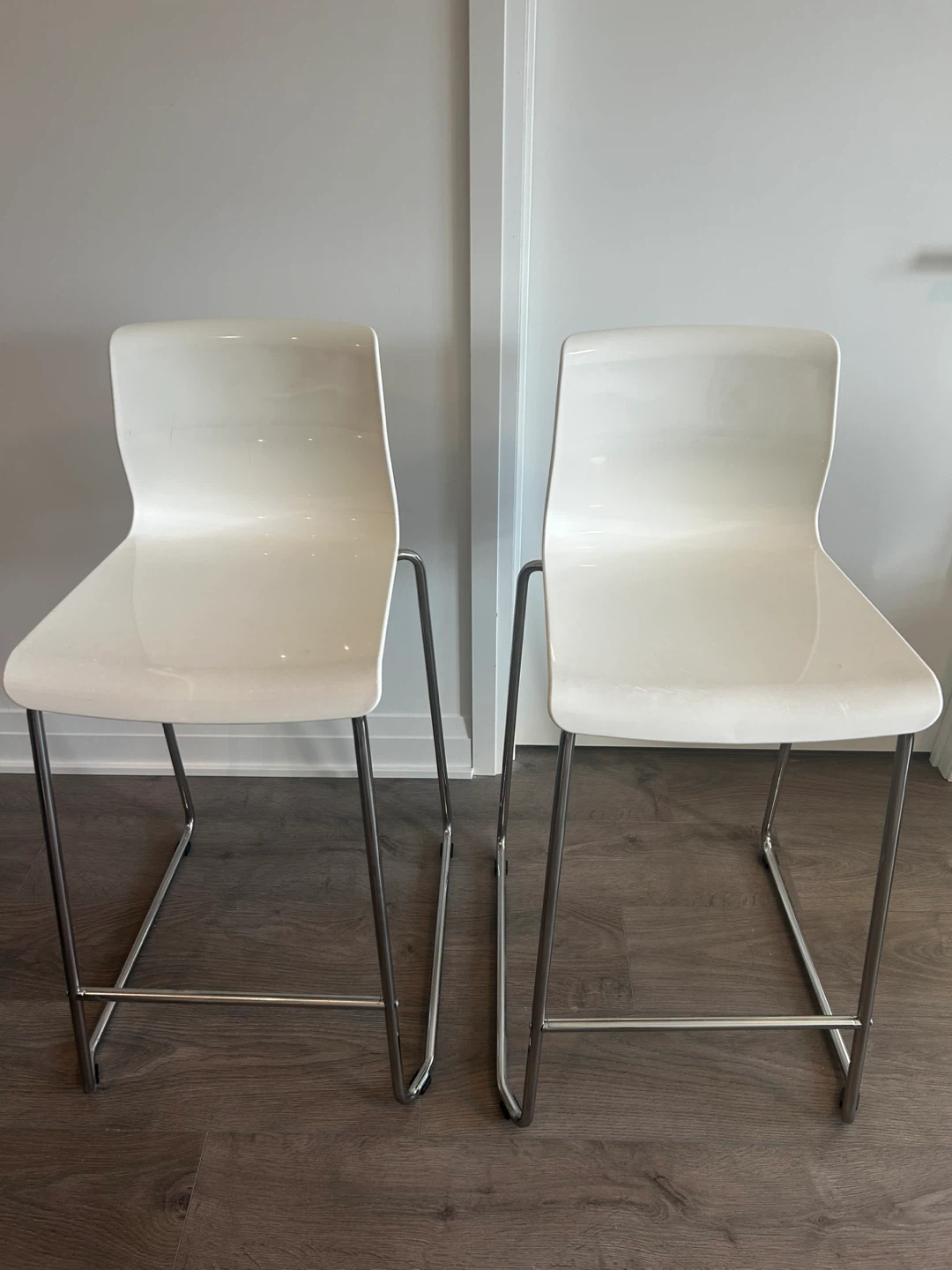Pair of white bar stools - photo 3