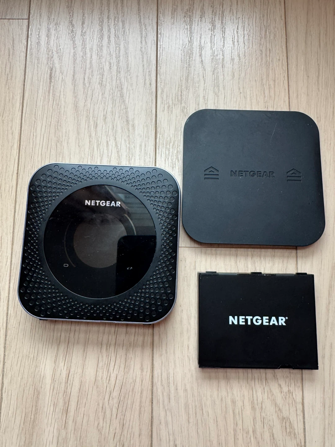 NETGEAR Nighthawk M1 MR1100 Mobile Hotspot Router - photo 2