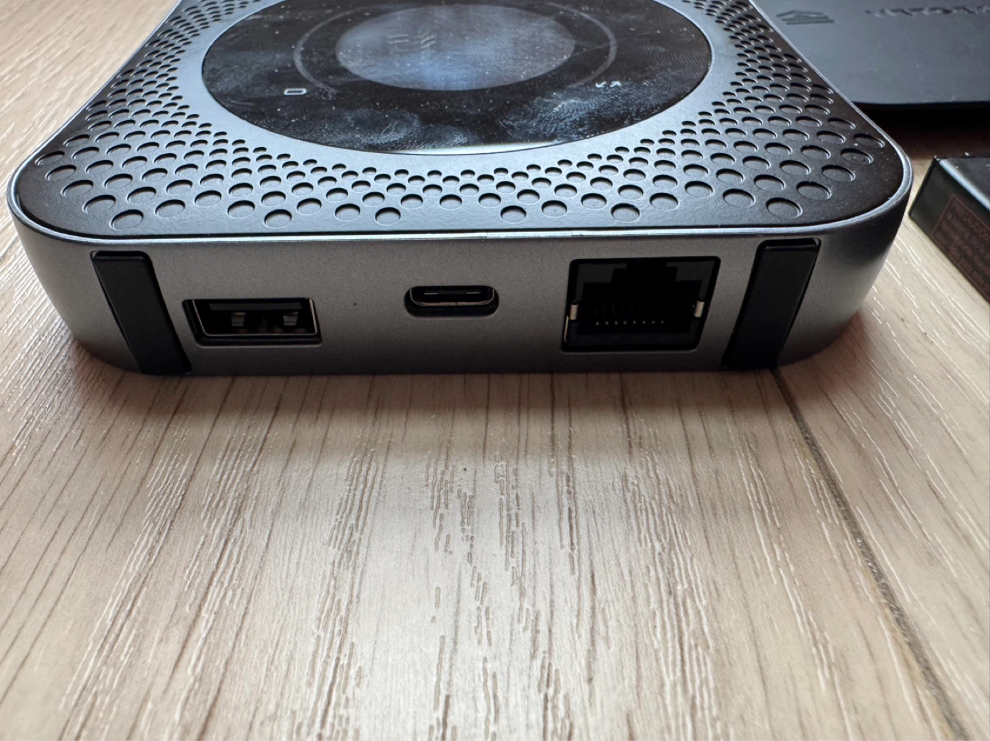 NETGEAR Nighthawk M1 MR1100 Mobile Hotspot Router - photo 4