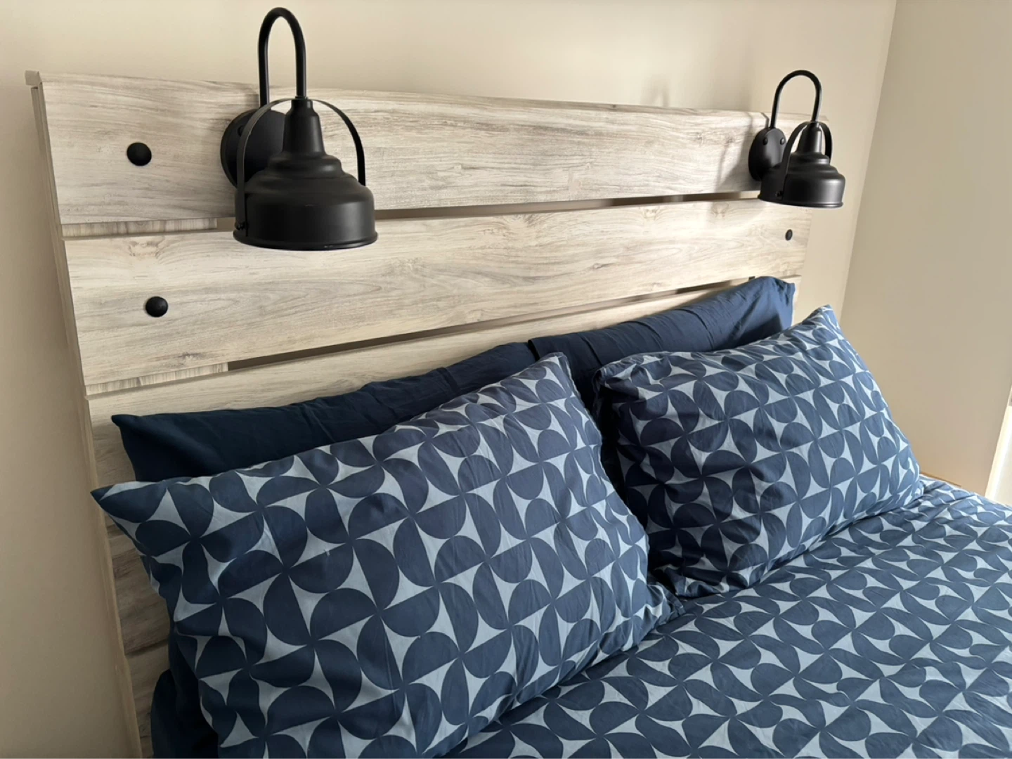 Queen bed frame - photo 4