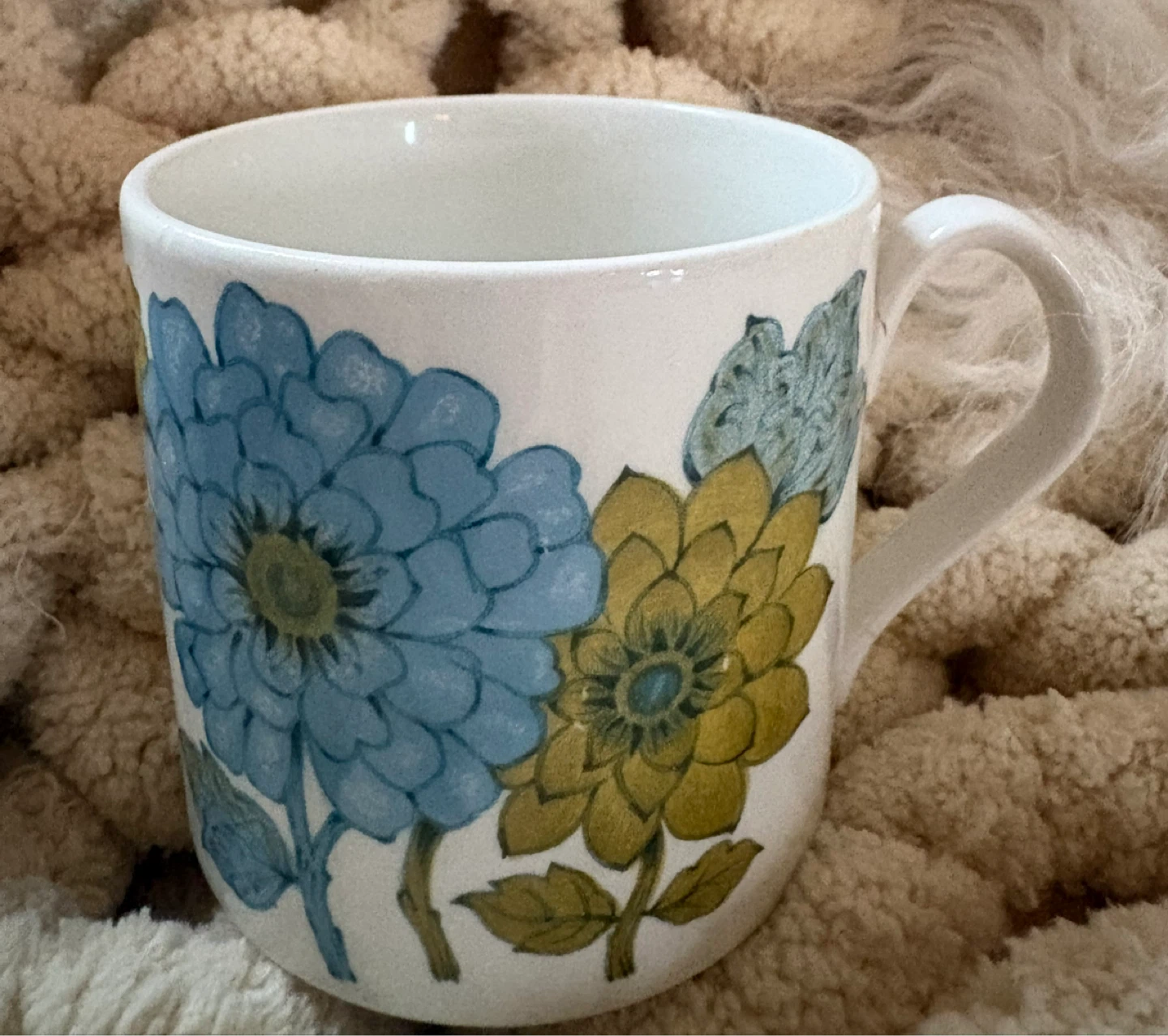 Vintage 1960’s Chrysanthemums  Spring tea or coffee mug - photo 3