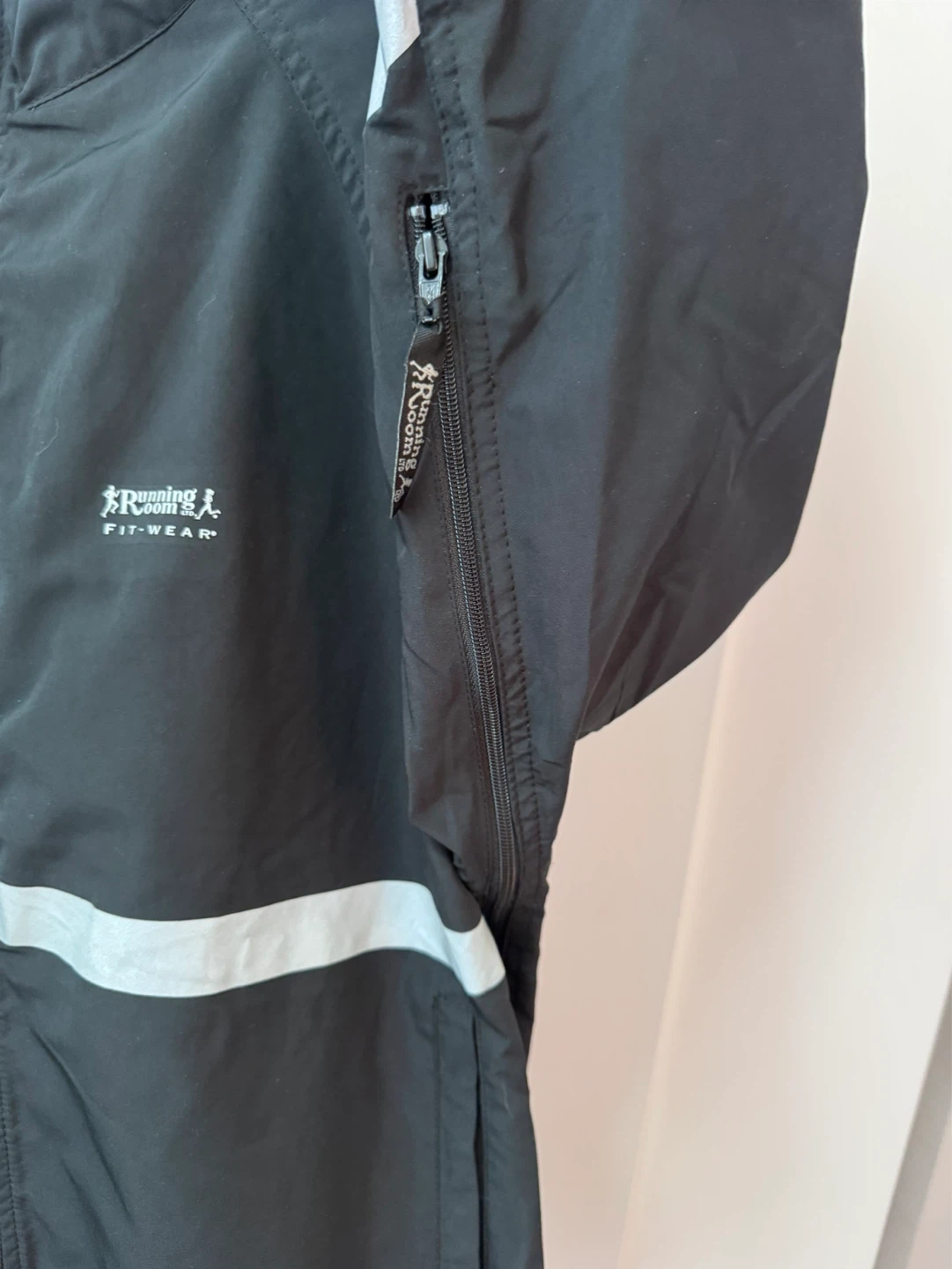 Running Room Fit-Wear Black Jacket Size S - photo 3