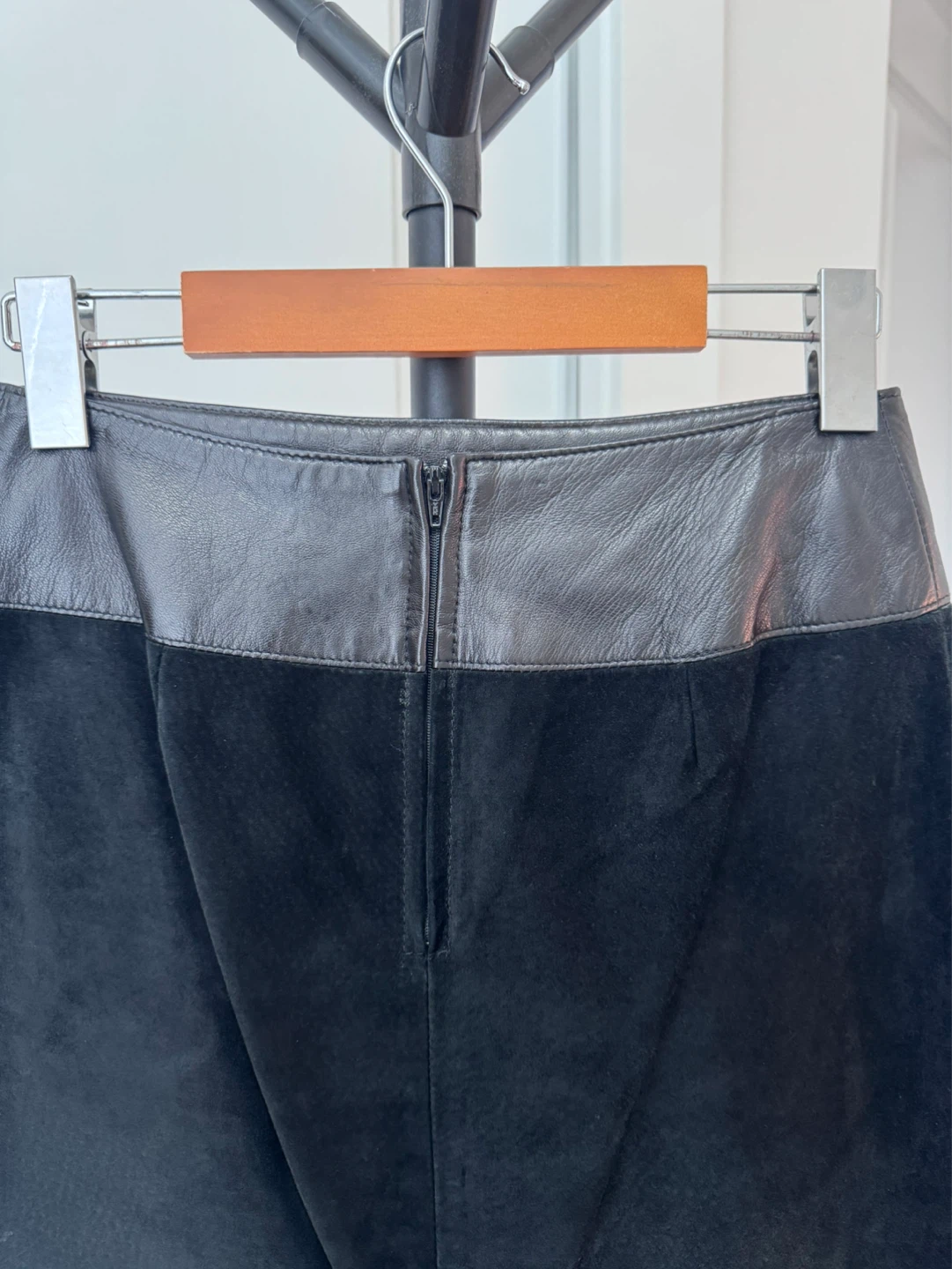Danier Black Suede and Leather Skirt - Size 4 - photo 4