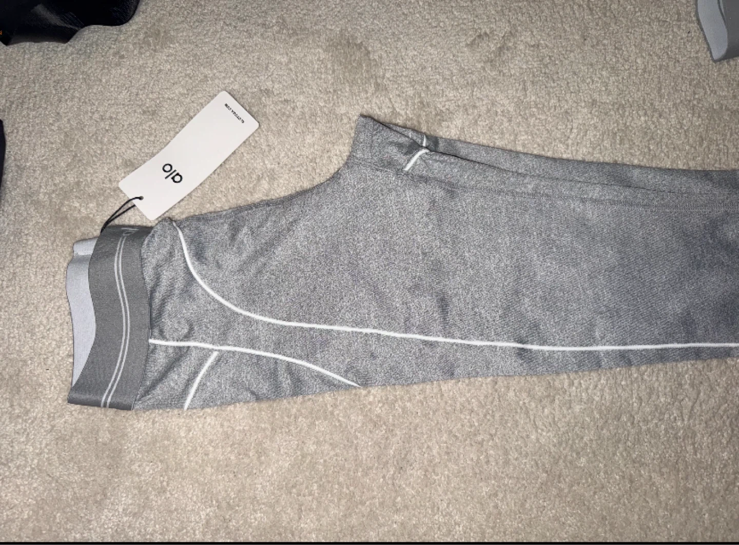 Alo Yoga Grey Sports Bra and Leggings Set - photo 2